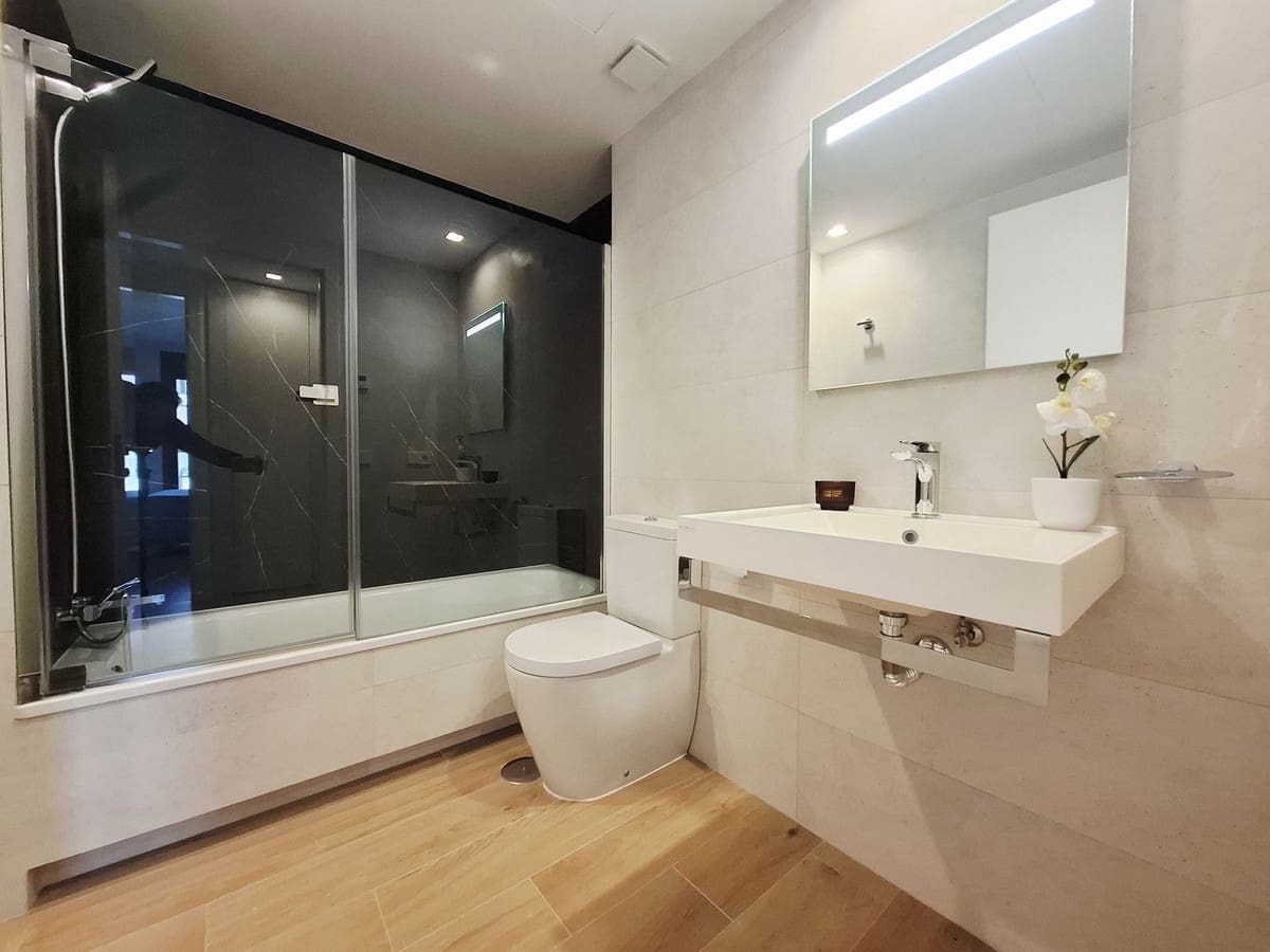 2 bedroom Apartment for sale in Fuengirola with pool garage - € 599,000 (Ref: 8999784)