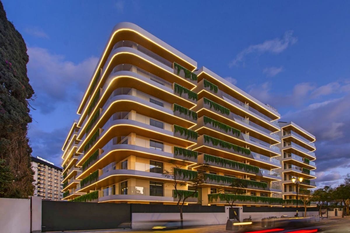2 bedroom Apartment for sale in Fuengirola with pool - € 659,500 (Ref: 9357823)