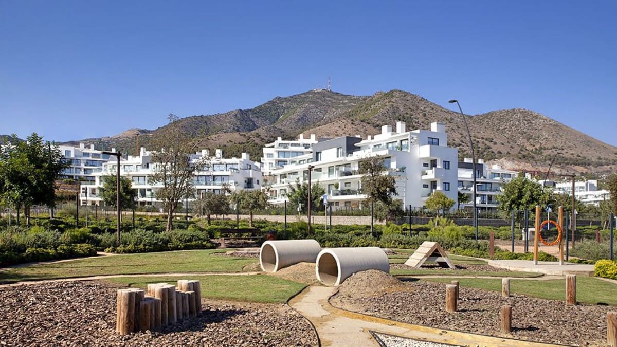 2 bedroom Apartment for sale in Benalmadena Costa with pool garage - € 449,000 (Ref: 9357829)