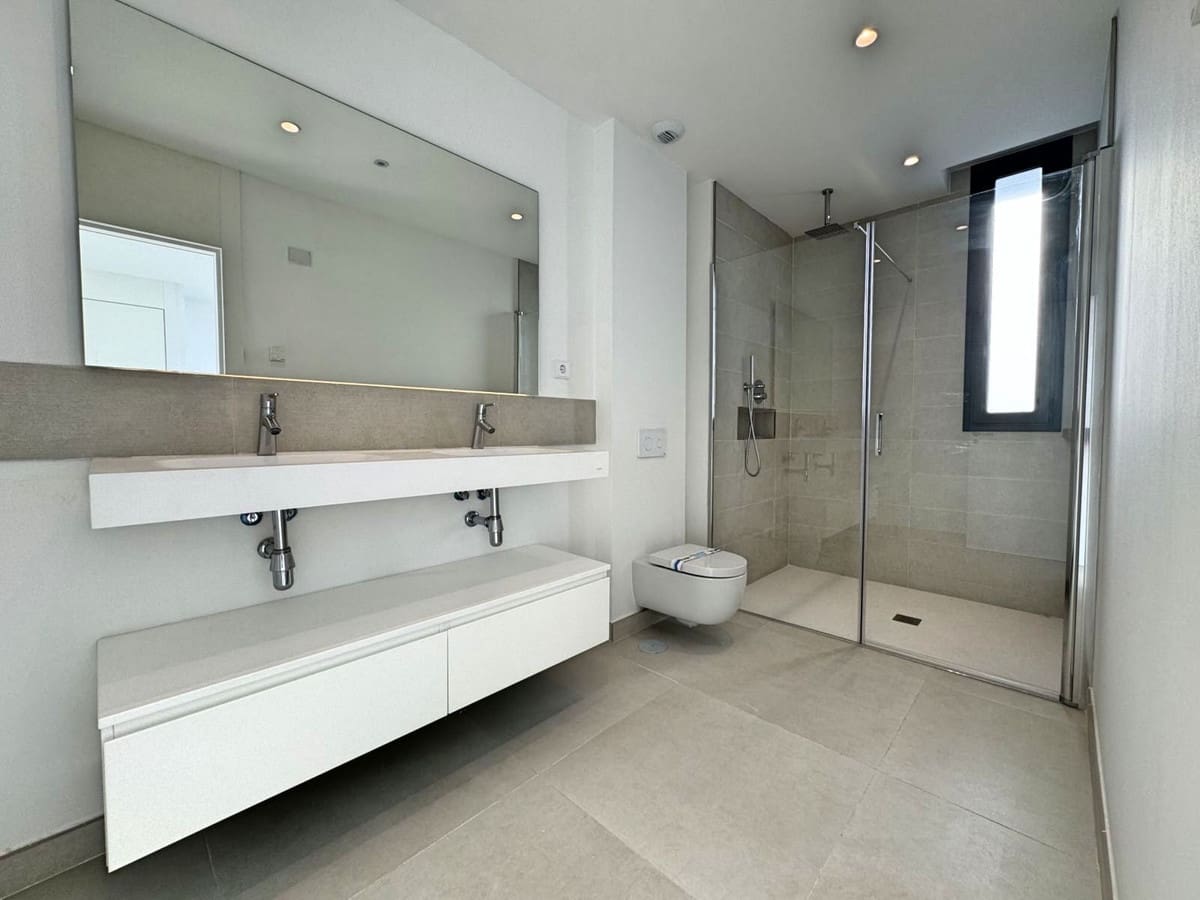 2 bedroom Apartment for sale in Benalmadena Costa with pool garage - € 449,000 (Ref: 9357829)