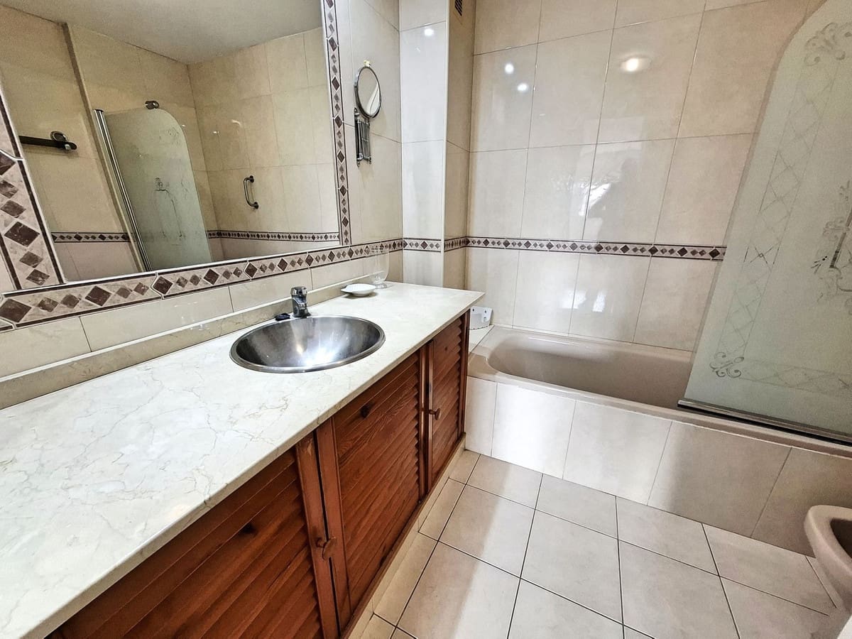 Apartamento de 2 habitaciones en Fuengirola en venta con piscina garaje - 297.000 € (Ref: 9378638)