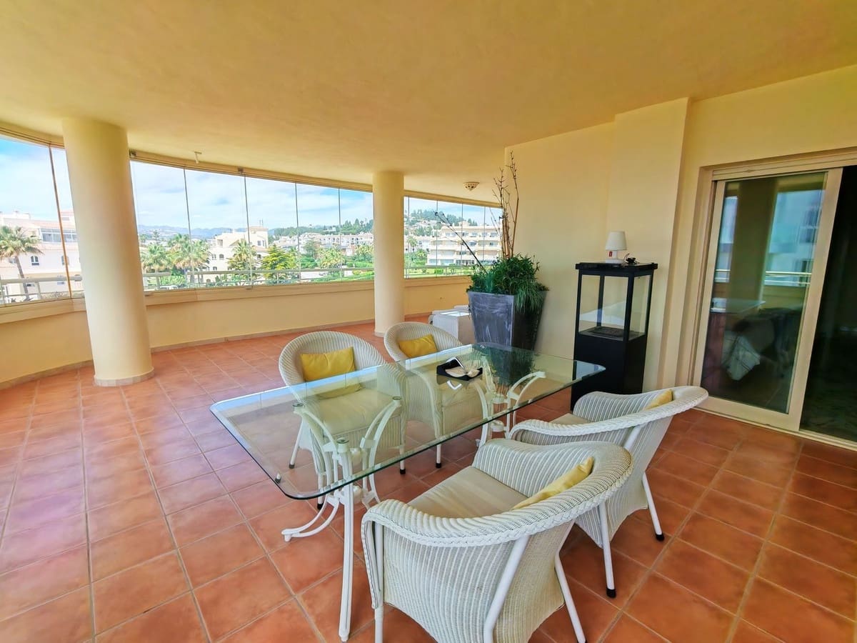 2 bedroom Apartment for sale in Mijas Costa with pool garage - € 495,000 (Ref: 9833354)
