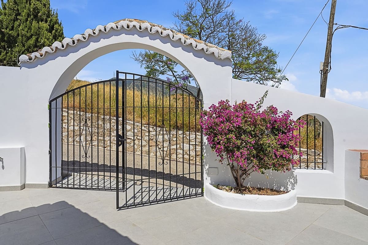 3 bedroom Villa for sale in Mijas with pool garage - € 1,450,000 (Ref: 9888666)