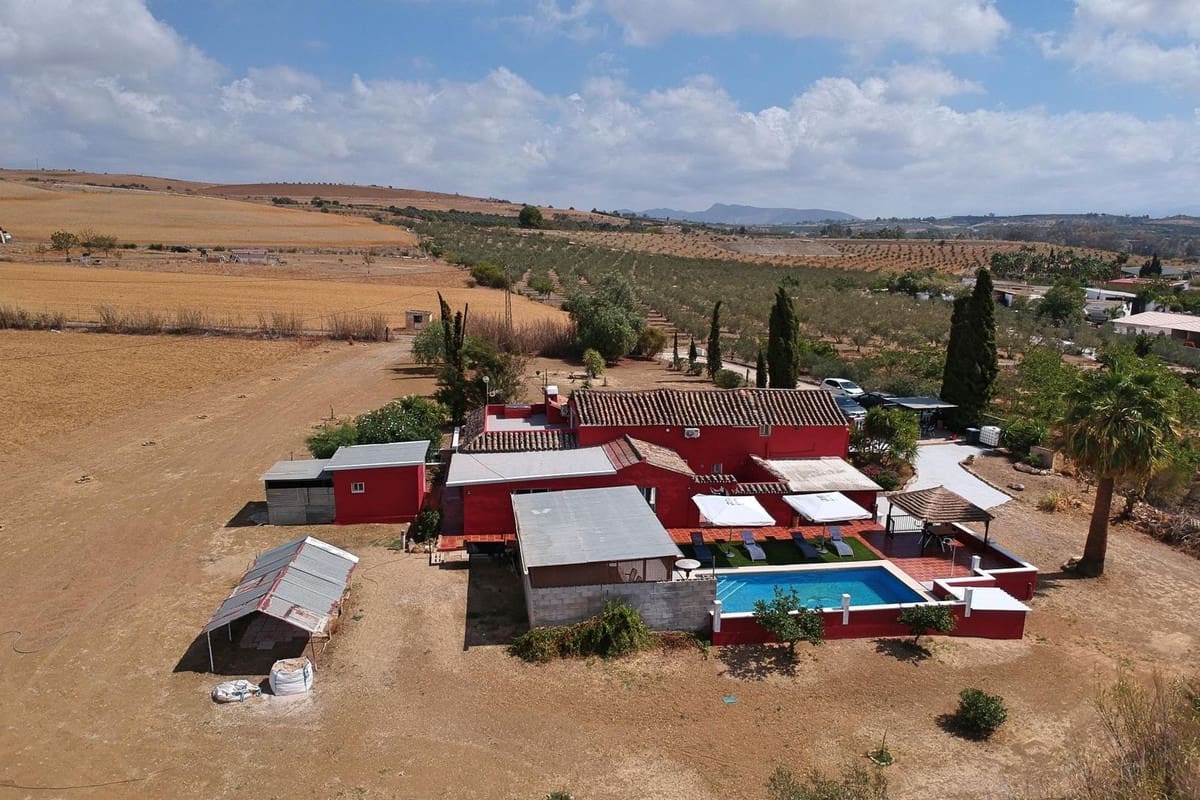 5 soveværelse Finca/Landehus til salg i Coin med swimmingpool - € 384.000 (Ref: 8216056)