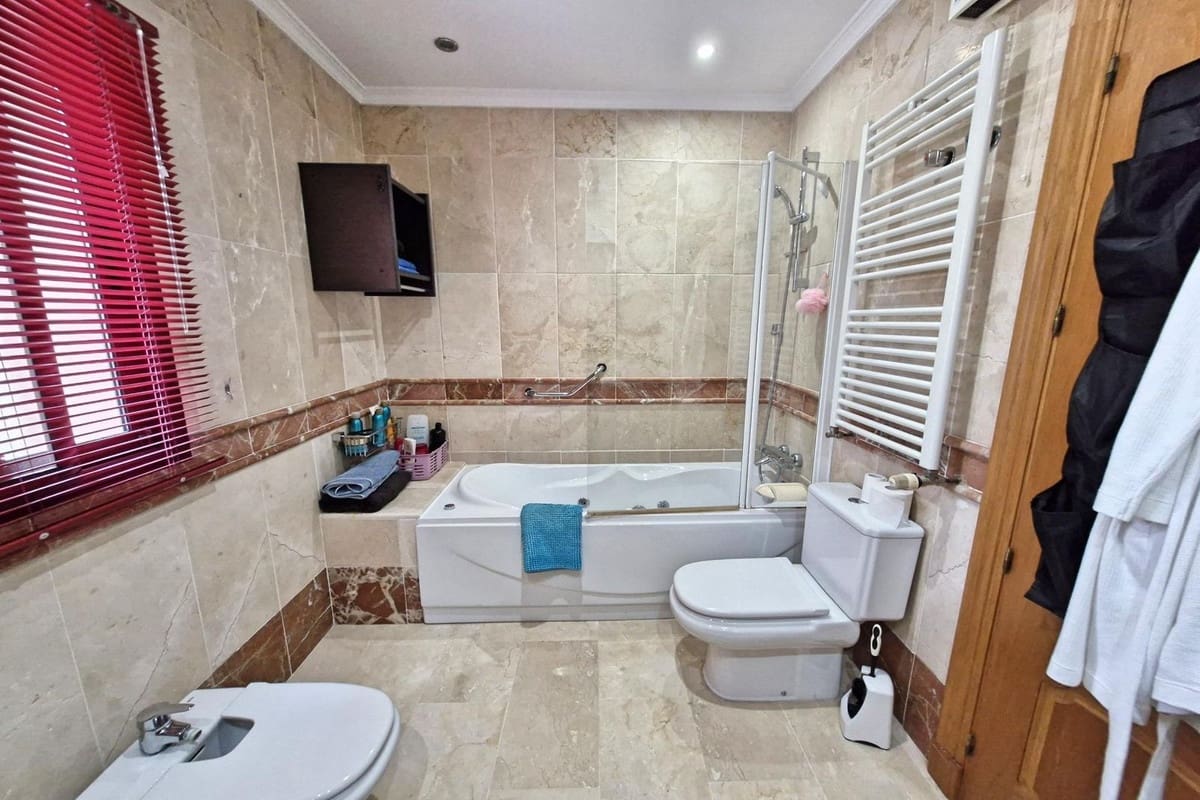 5 soveværelse Villa til salg i Coin med swimmingpool garage - € 649.000 (Ref: 8697471)