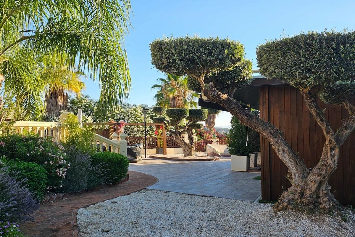 5 soveværelse Villa til salg i Coin med swimmingpool garage - € 649.000 (Ref: 8697471)