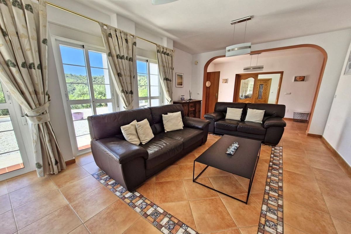 3 soveværelse Finca/Landehus til salg i Almogia med swimmingpool garage - € 495.000 (Ref: 8904963)