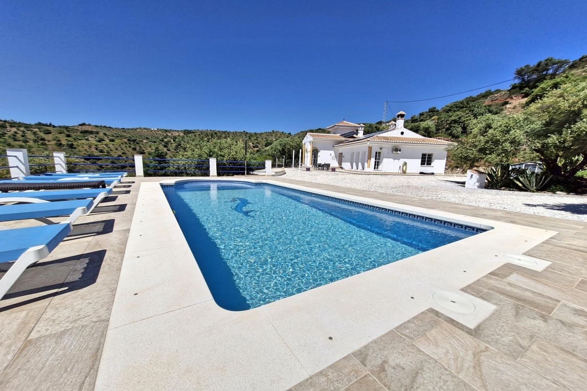 3 soveværelse Finca/Landehus til salg i Almogia med swimmingpool garage - € 495.000 (Ref: 8904963)