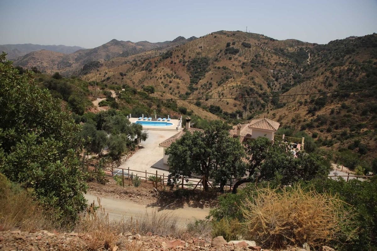 3 soveværelse Finca/Landehus til salg i Almogia med swimmingpool garage - € 495.000 (Ref: 8904963)