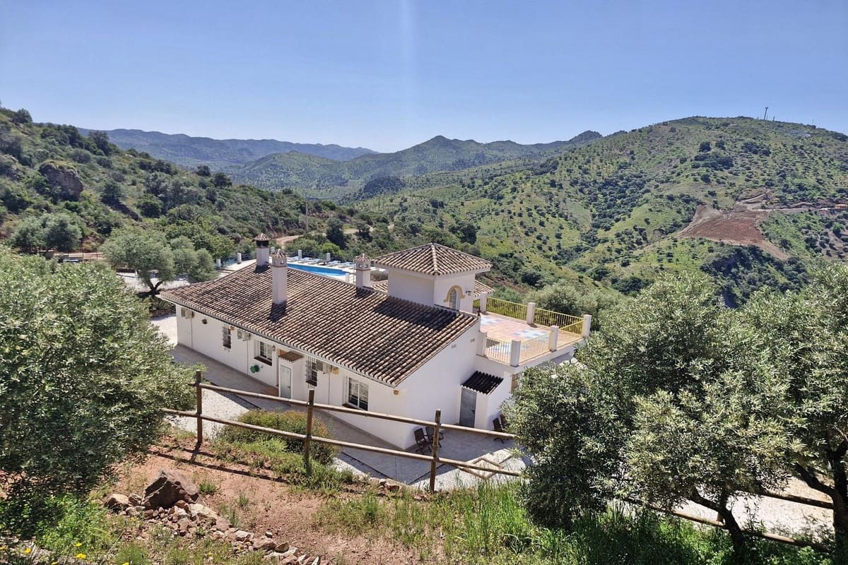 3 soveværelse Finca/Landehus til salg i Almogia med swimmingpool garage - € 495.000 (Ref: 8904963)