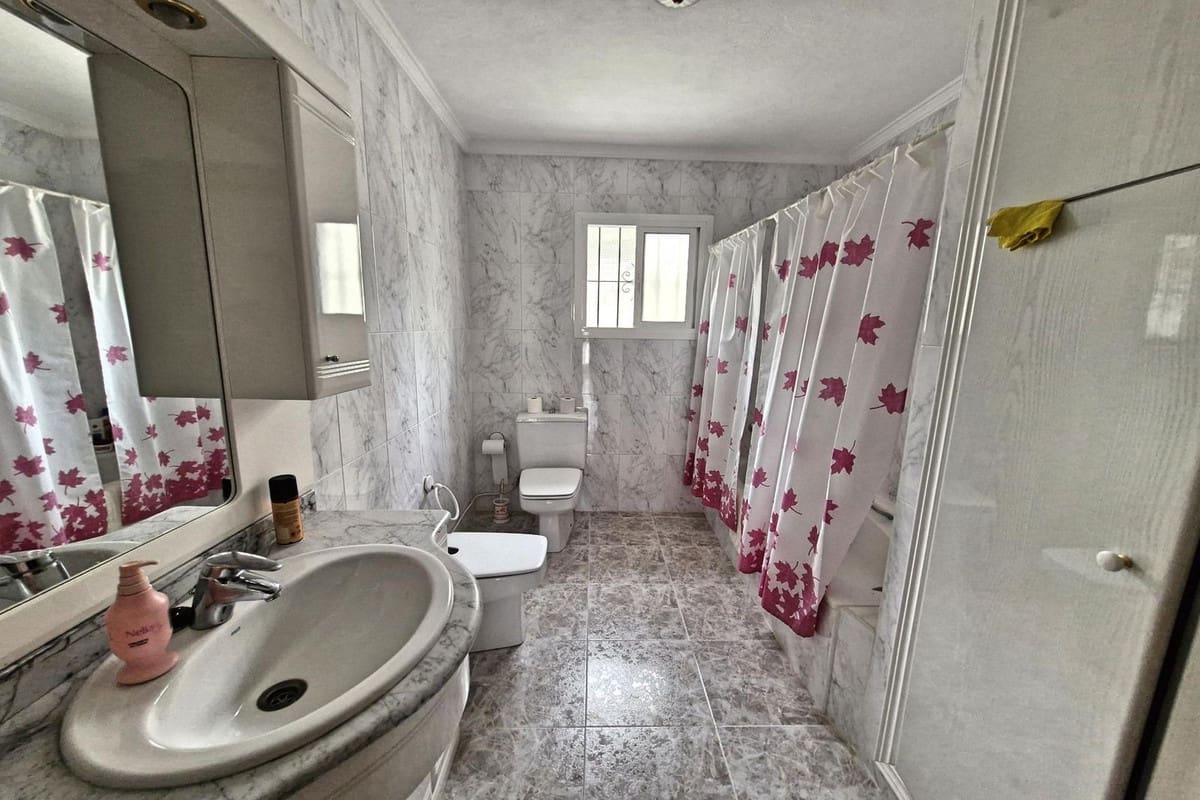 7 soveværelse Byhus til salg i Guaro med garage - € 370.000 (Ref: 8925005)