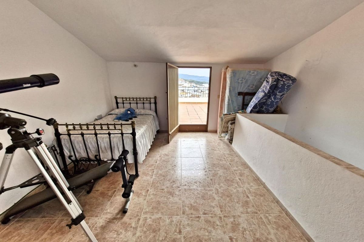 7 soveværelse Byhus til salg i Guaro med garage - € 370.000 (Ref: 8925005)