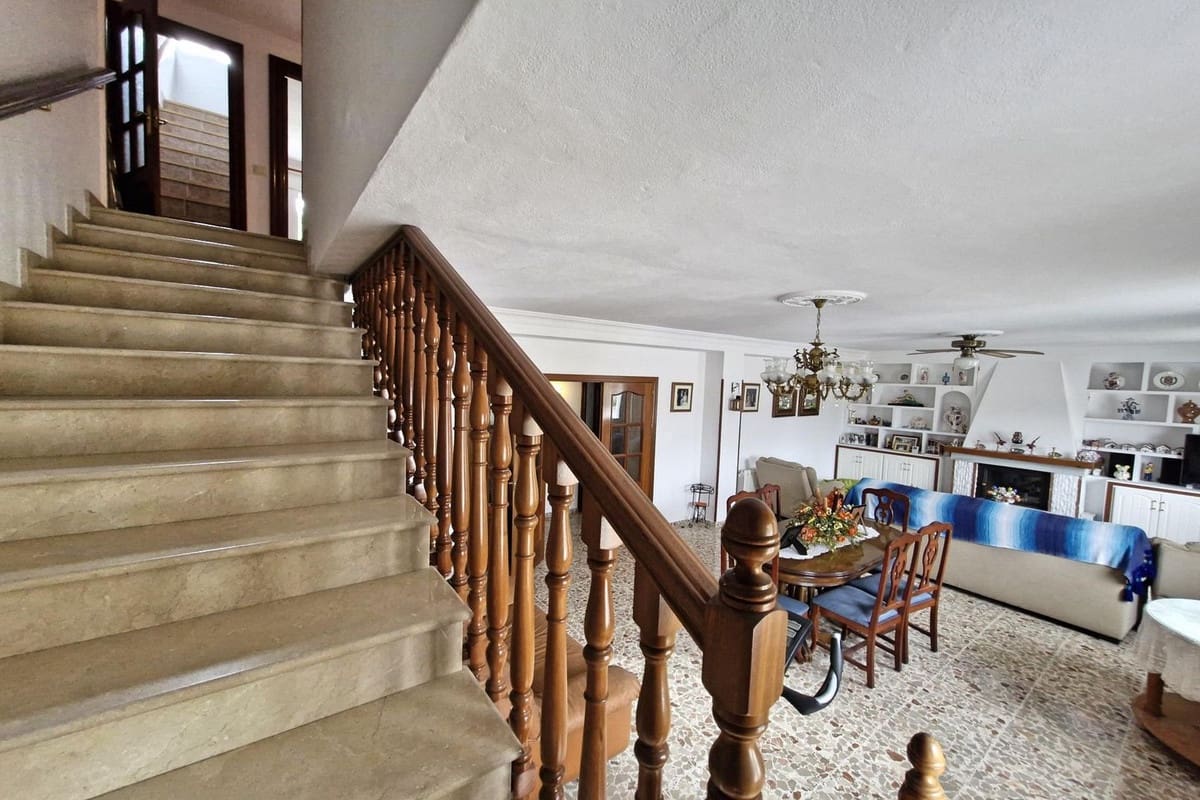 7 soveværelse Byhus til salg i Guaro med garage - € 370.000 (Ref: 8925005)