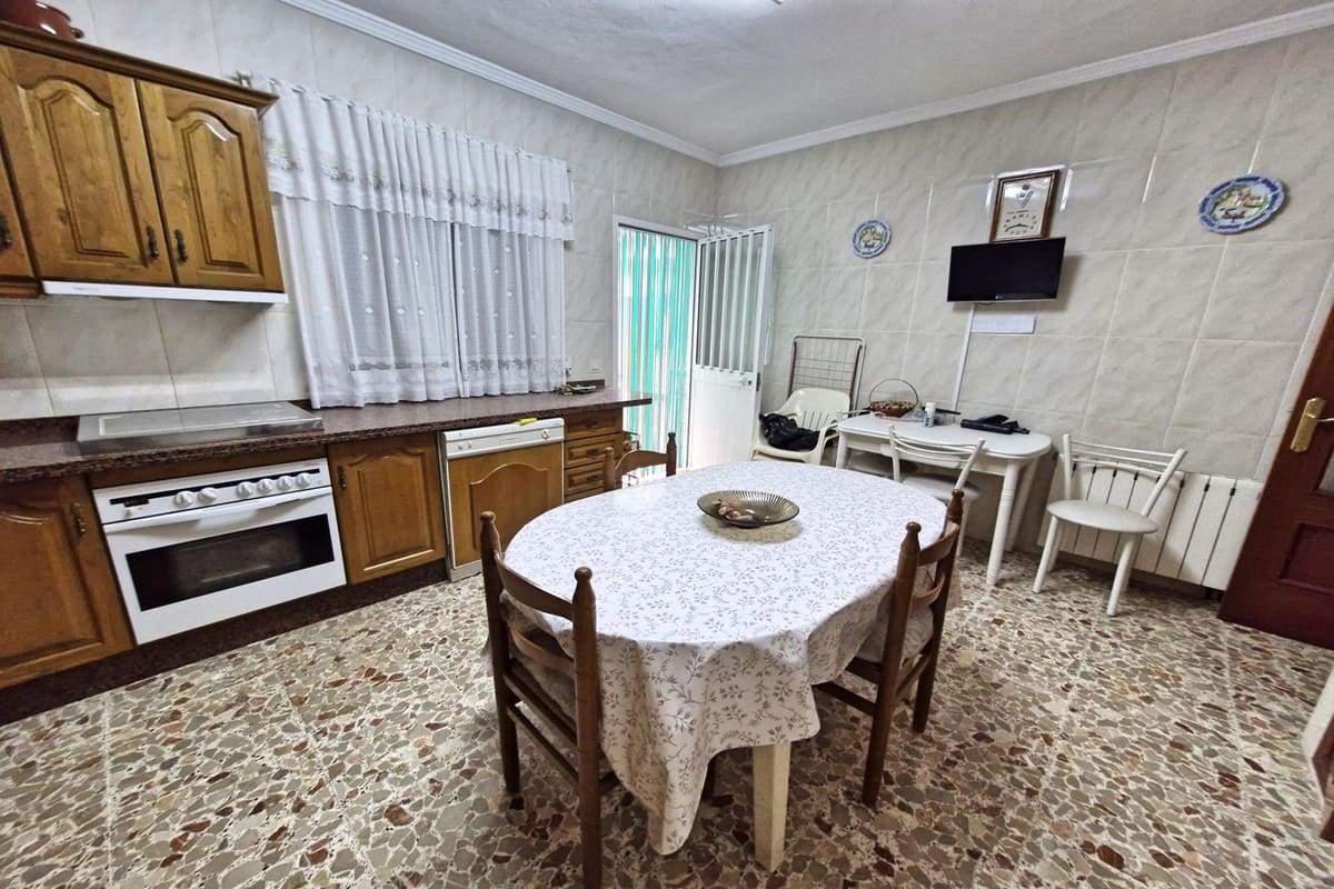 7 soveværelse Byhus til salg i Guaro med garage - € 370.000 (Ref: 8925005)