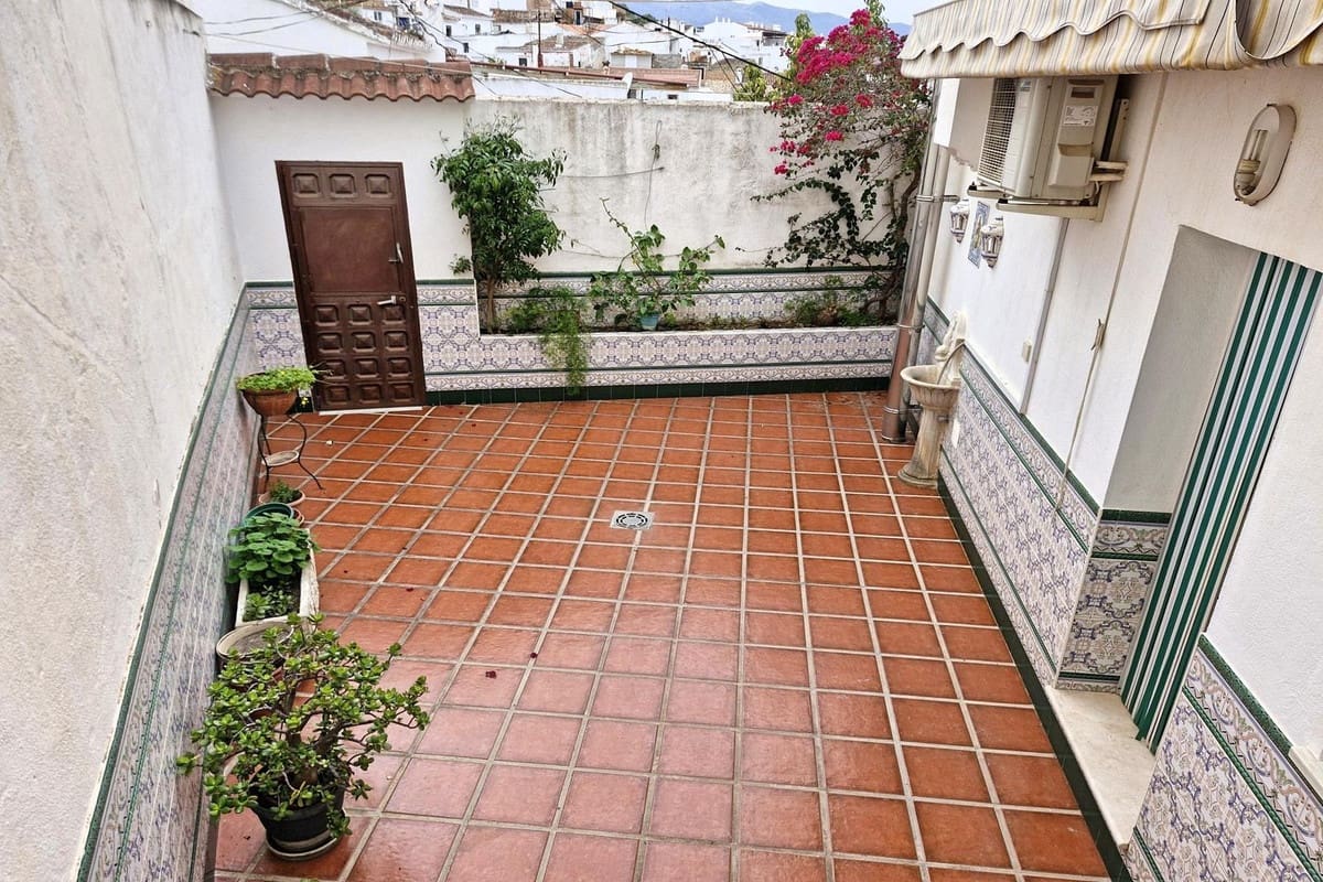 7 soveværelse Byhus til salg i Guaro med garage - € 370.000 (Ref: 8925005)