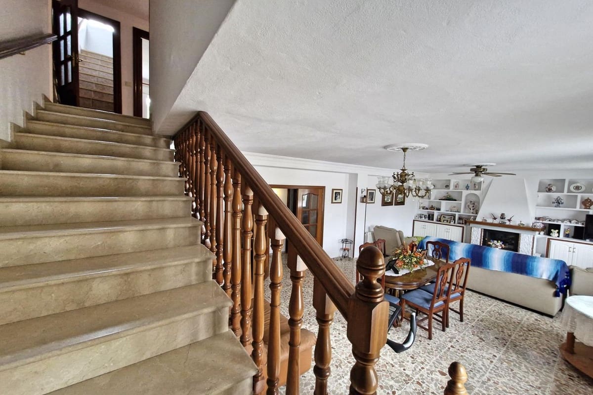 7 chambre Maison de Ville à vendre à Guaro avec garage - 370 000 € (Ref: 8925005)