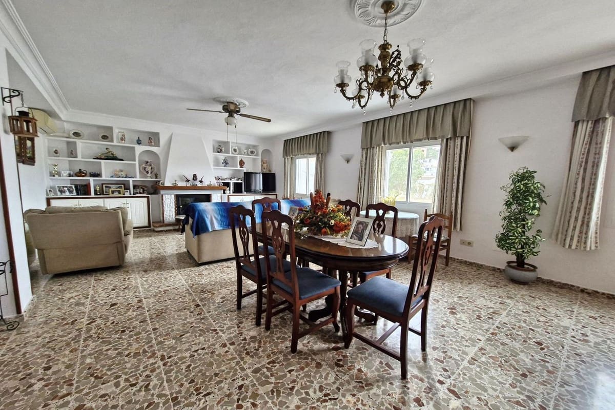 7 chambre Maison de Ville à vendre à Guaro avec garage - 370 000 € (Ref: 8925005)