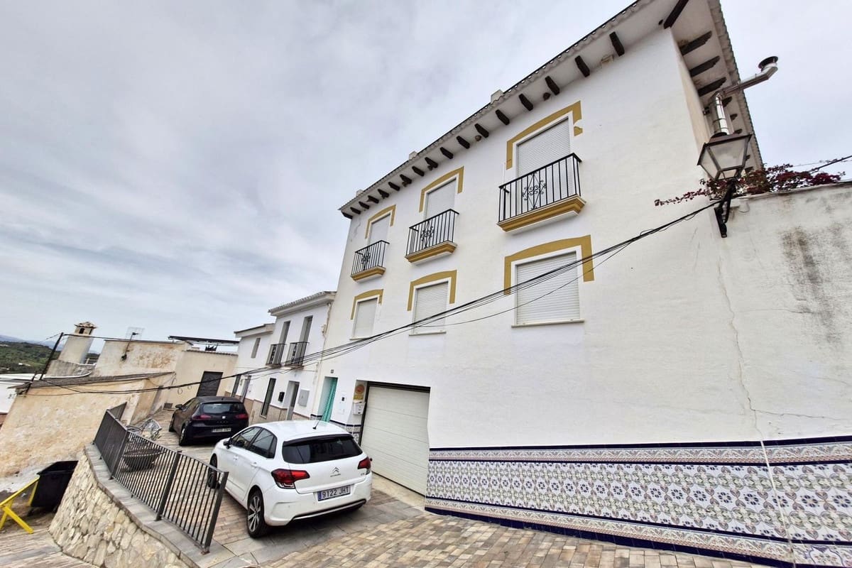 7 chambre Maison de Ville à vendre à Guaro avec garage - 370 000 € (Ref: 8925005)