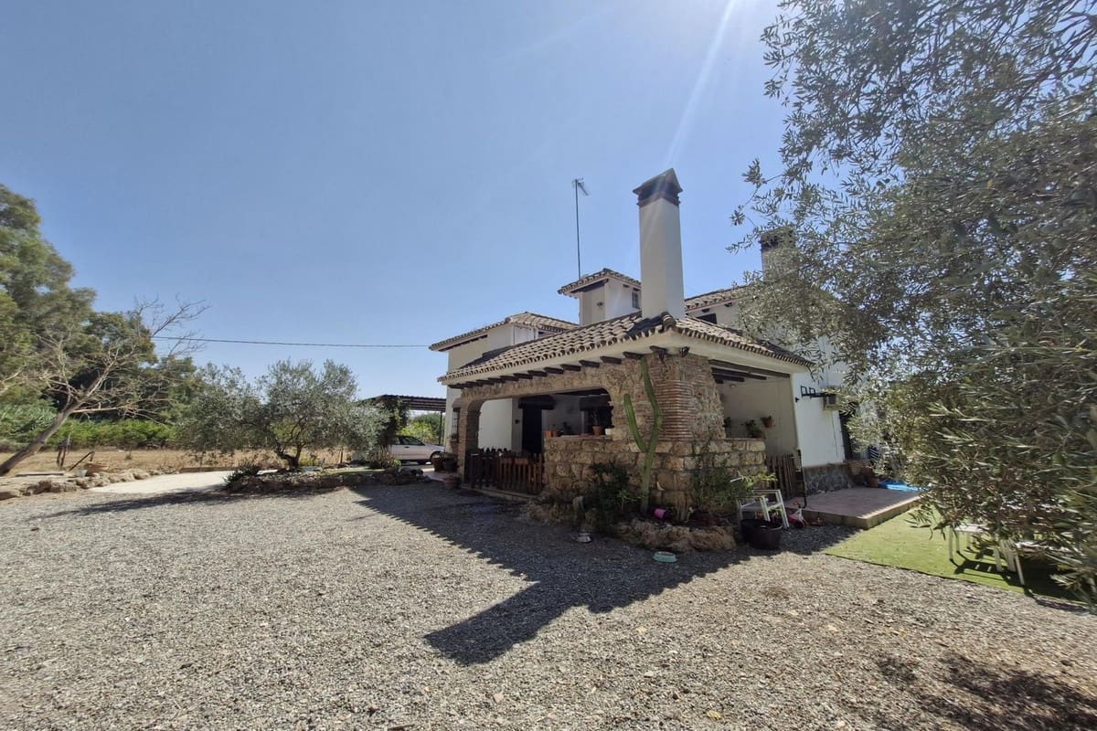 4 soveværelse Finca/Landehus til salg i Coin med garage - € 440.000 (Ref: 9182024)