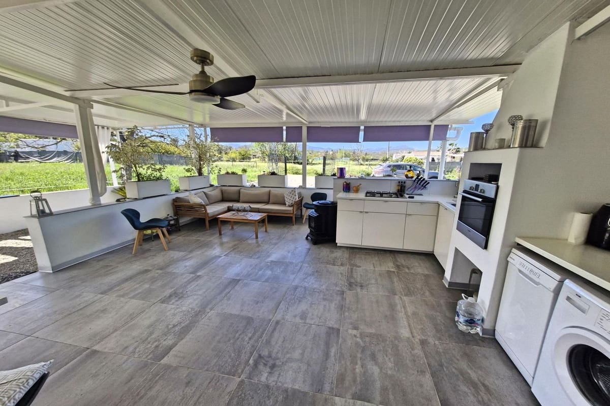 2 bedroom Finca/Country House for sale in Coin with pool garage - € 250,000 (Ref: 9733659)