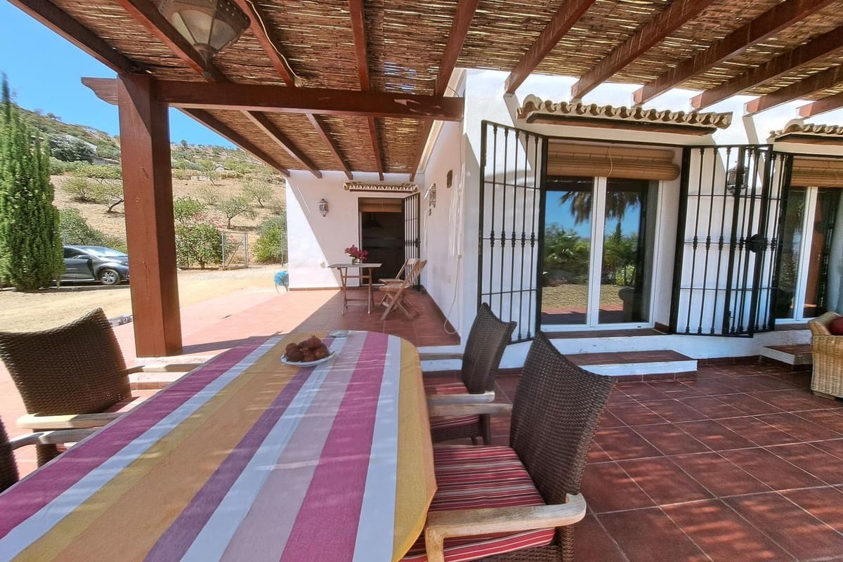 3 soveværelse Finca/Landehus til salg i Tolox med swimmingpool garage - € 349.000 (Ref: 9932227)