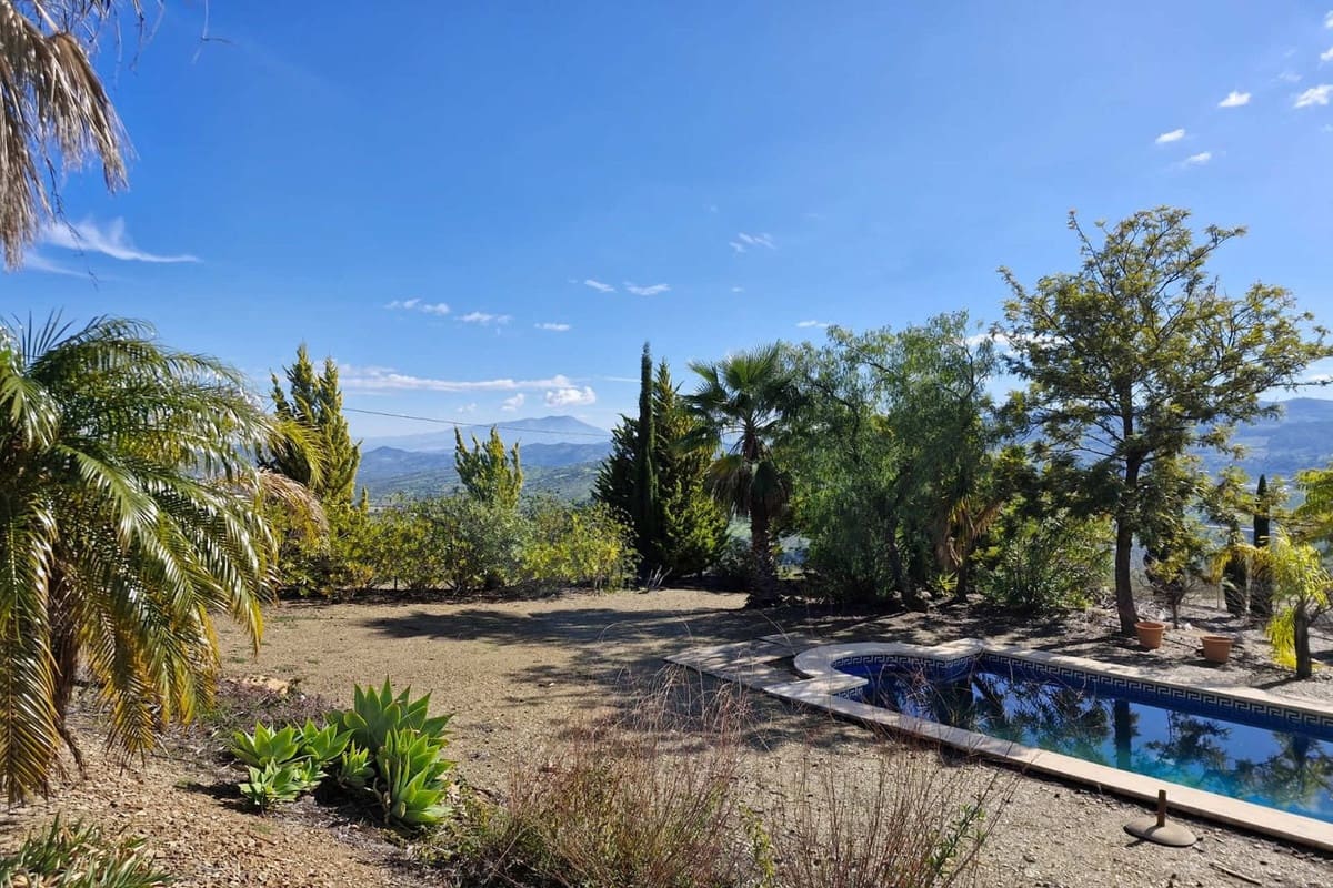 3 soveværelse Finca/Landehus til salg i Tolox med swimmingpool garage - € 349.000 (Ref: 9932227)