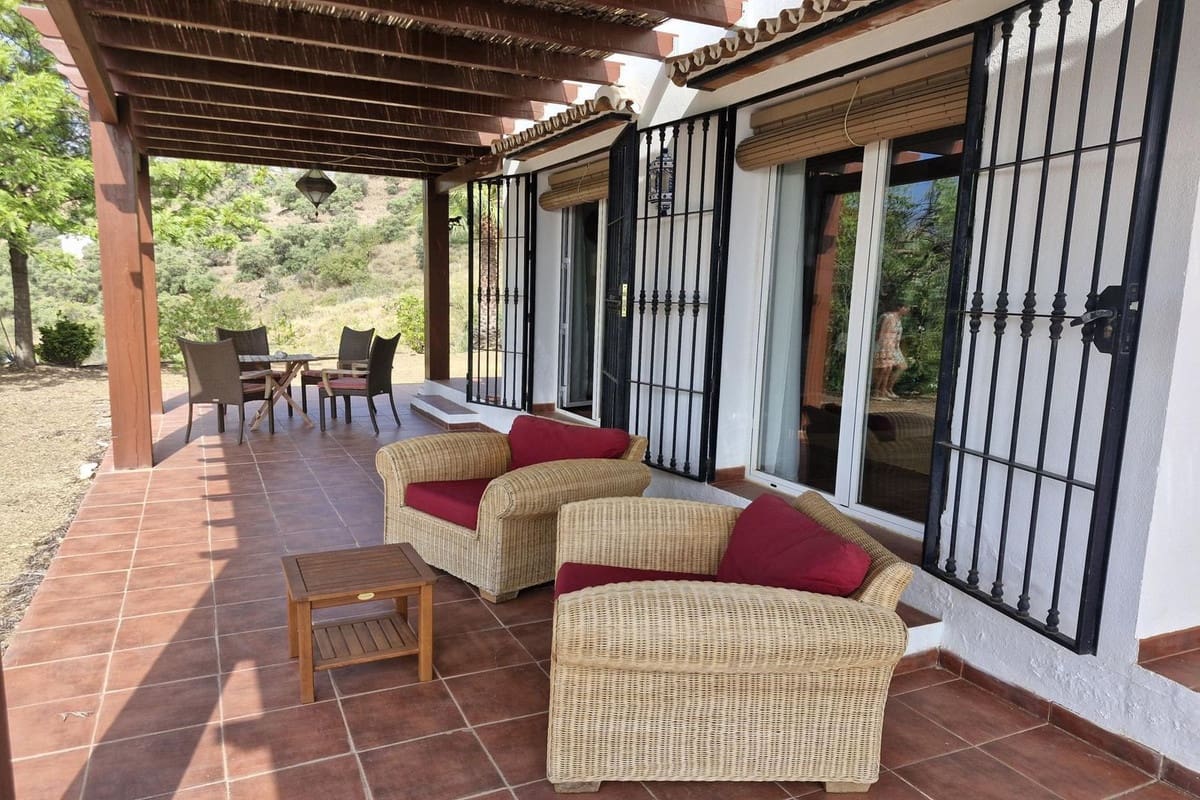 3 soveværelse Finca/Landehus til salg i Tolox med swimmingpool garage - € 349.000 (Ref: 9932227)