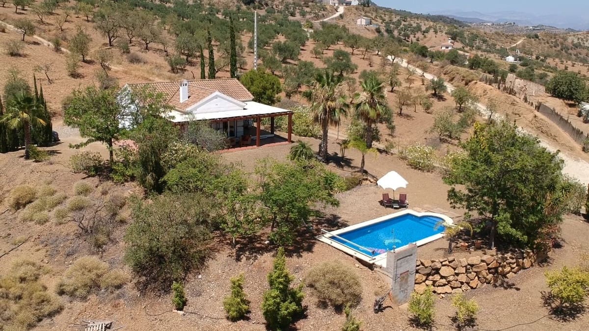 3 soveværelse Finca/Landehus til salg i Tolox med swimmingpool garage - € 349.000 (Ref: 9932227)
