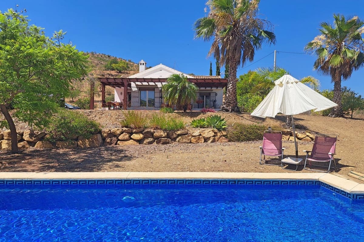3 soveværelse Finca/Landehus til salg i Tolox med swimmingpool garage - € 349.000 (Ref: 9932227)