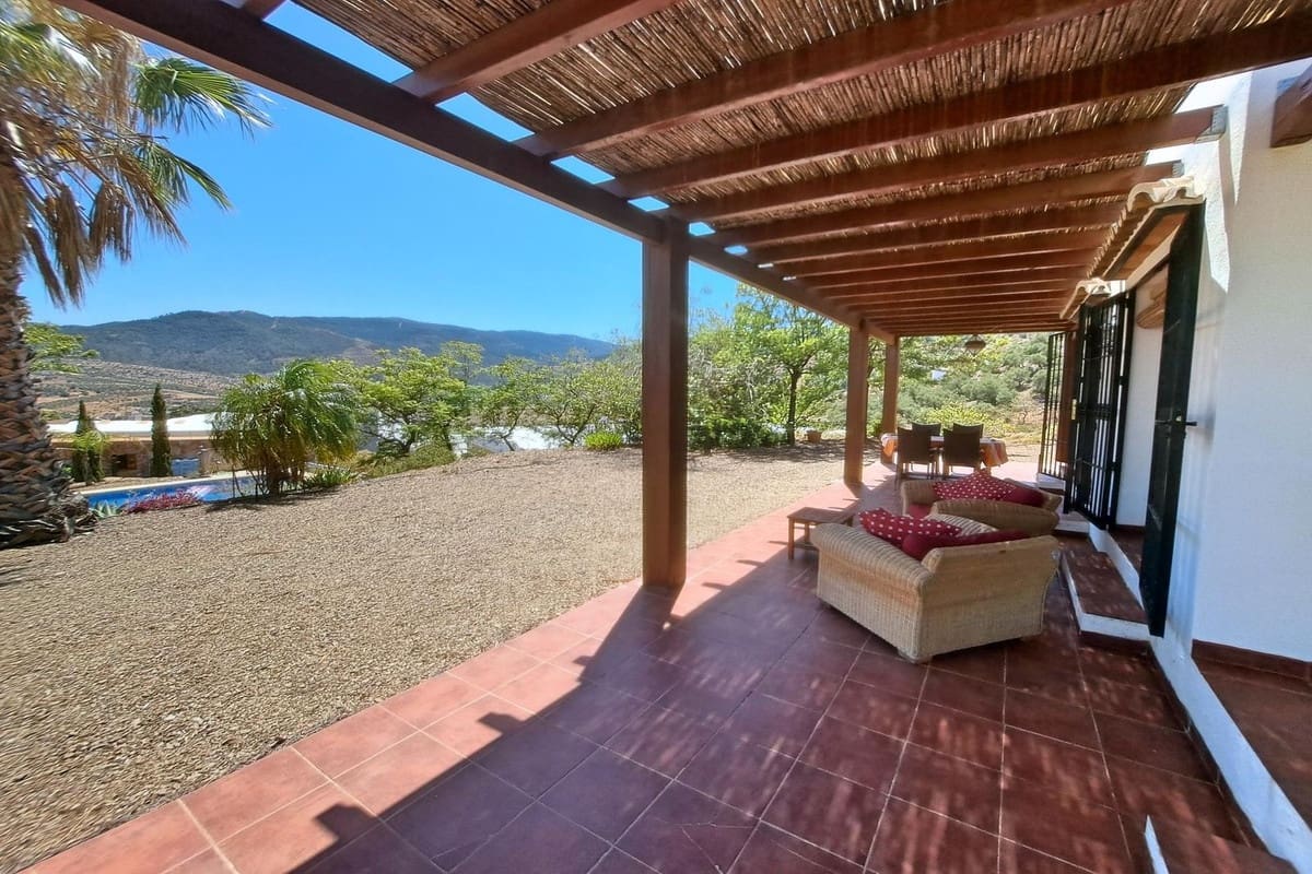 3 soveværelse Finca/Landehus til salg i Tolox med swimmingpool garage - € 349.000 (Ref: 9932227)