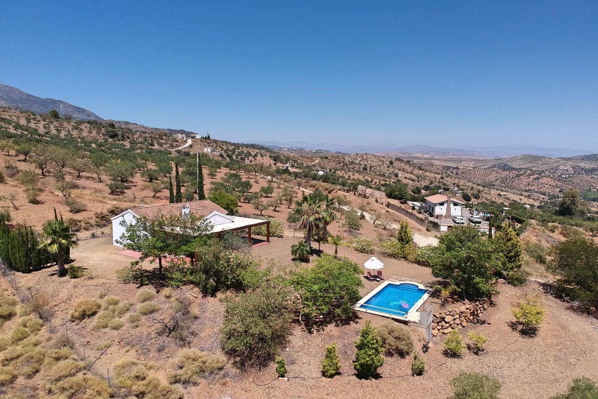 3 soveværelse Finca/Landehus til salg i Tolox med swimmingpool garage - € 349.000 (Ref: 9932227)