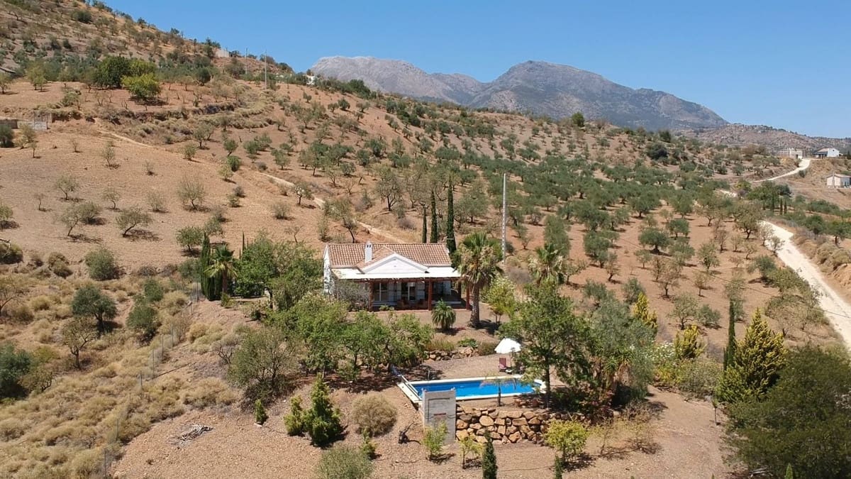 3 soveværelse Finca/Landehus til salg i Tolox med swimmingpool garage - € 349.000 (Ref: 9932227)