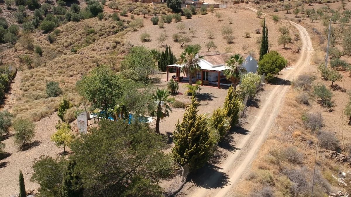 3 soveværelse Finca/Landehus til salg i Tolox med swimmingpool garage - € 349.000 (Ref: 9932227)