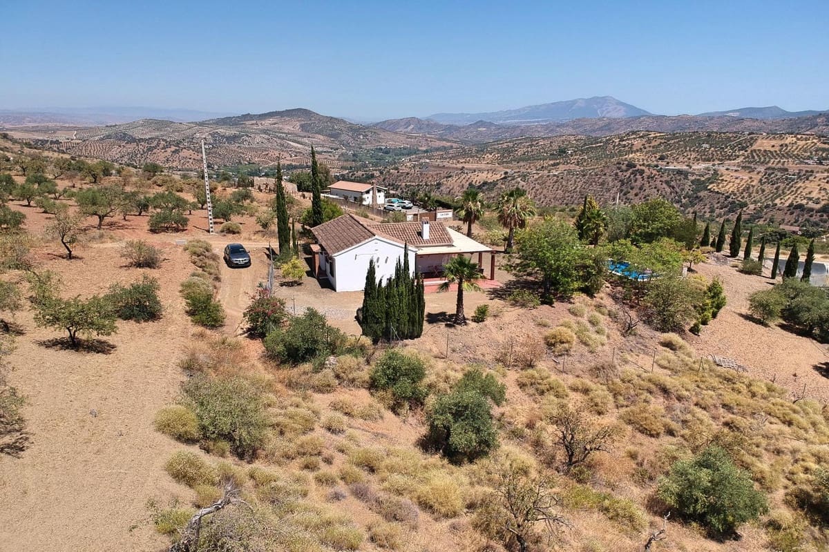 3 soveværelse Finca/Landehus til salg i Tolox med swimmingpool garage - € 349.000 (Ref: 9932227)