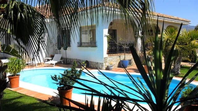 5 bedroom Villa for sale in Nueva Andalucia, Marbella with pool garage - € 1,890,000 (Ref: 1448270)