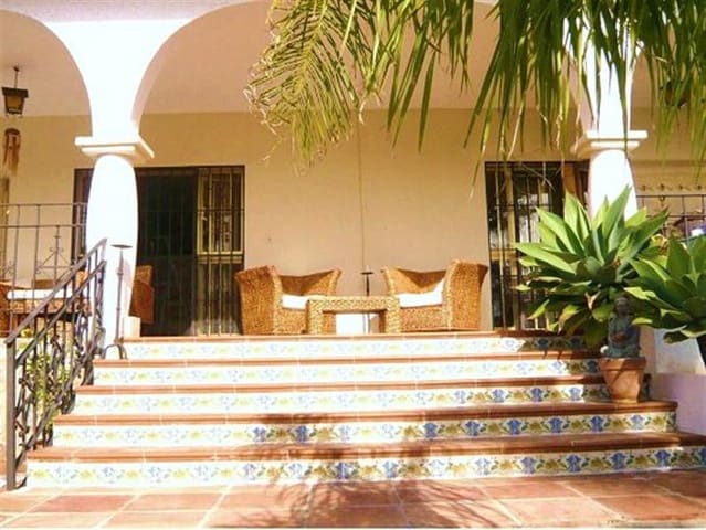 5 sypialnia Willa na sprzedaż w Nueva Andalucia, Marbella z basenem garażem - 1 890 000 € (Ref: 1448270)