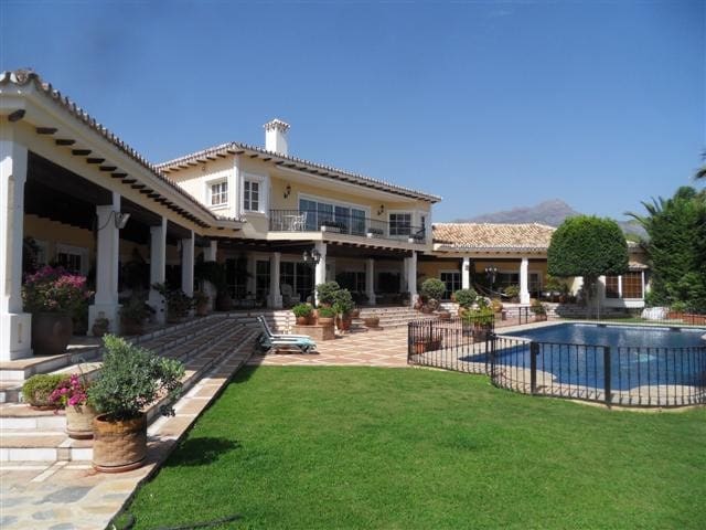 8 bedroom Villa for sale in La Quinta with pool garage - € 7,900,000 (Ref: 1500410)