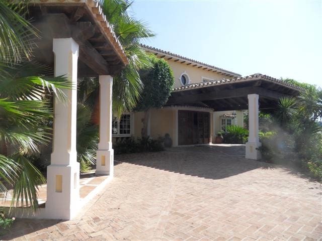 8 bedroom Villa for sale in La Quinta with pool garage - € 7,900,000 (Ref: 1500410)