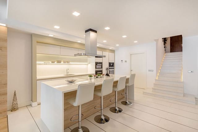 Apartamento de 3 habitaciones en Puerto Banus, Marbella en venta con piscina garaje - 1.995.000 € (Ref: 2463665)