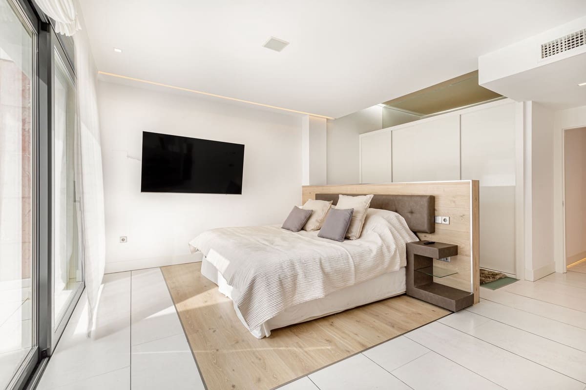 3 bedroom Apartment for sale in Puerto Banus with pool garage - € 1,995,000 (Ref: 2463665)