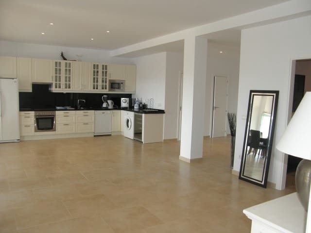 3 bedroom Apartment for sale in Nueva Andalucia with pool garage - € 695,000 (Ref: 2508207)