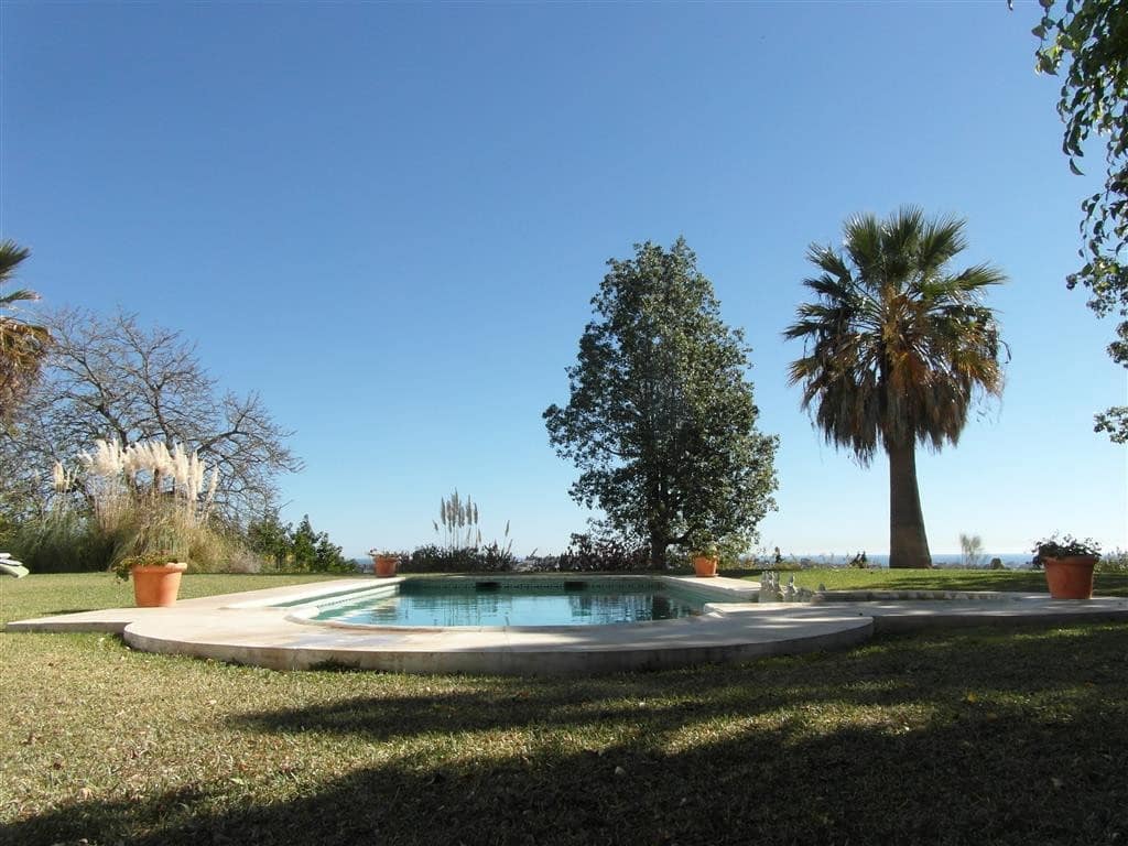 4 bedroom Villa for sale in Benahavis with pool garage - € 1,250,000 (Ref: 2834503)