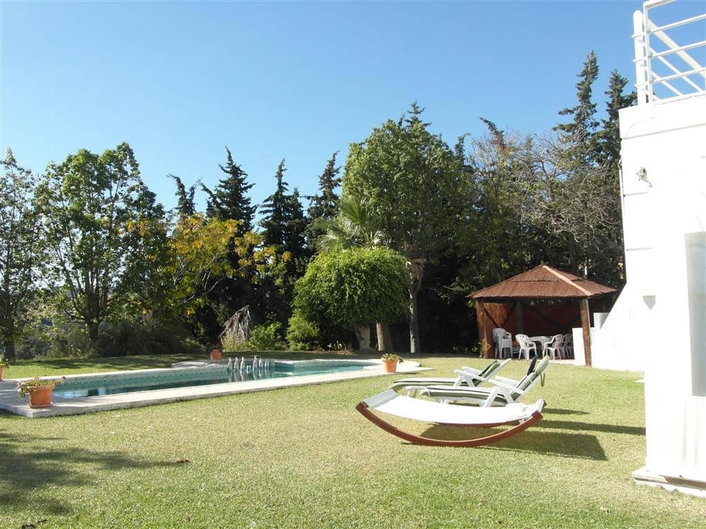 4 bedroom Villa for sale in Benahavis with pool garage - € 1,250,000 (Ref: 2834503)