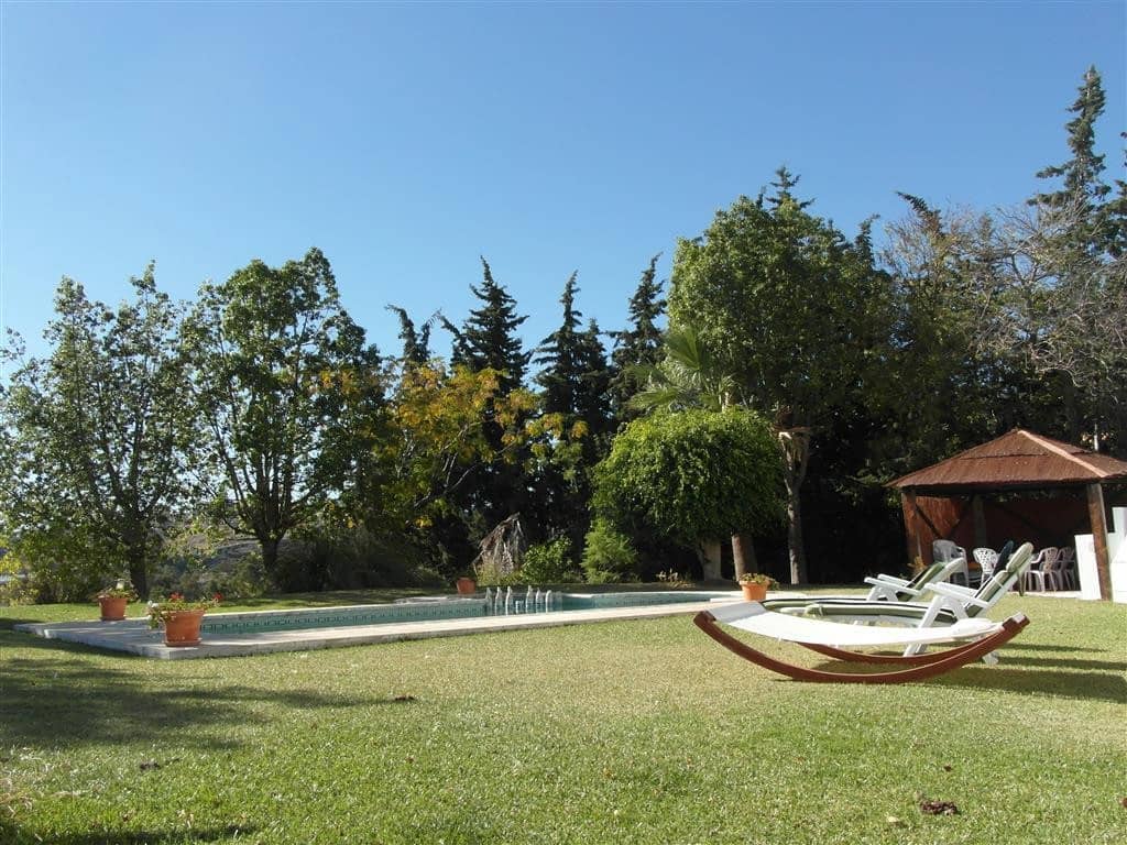 4 bedroom Villa for sale in Benahavis with pool garage - € 1,250,000 (Ref: 2834503)