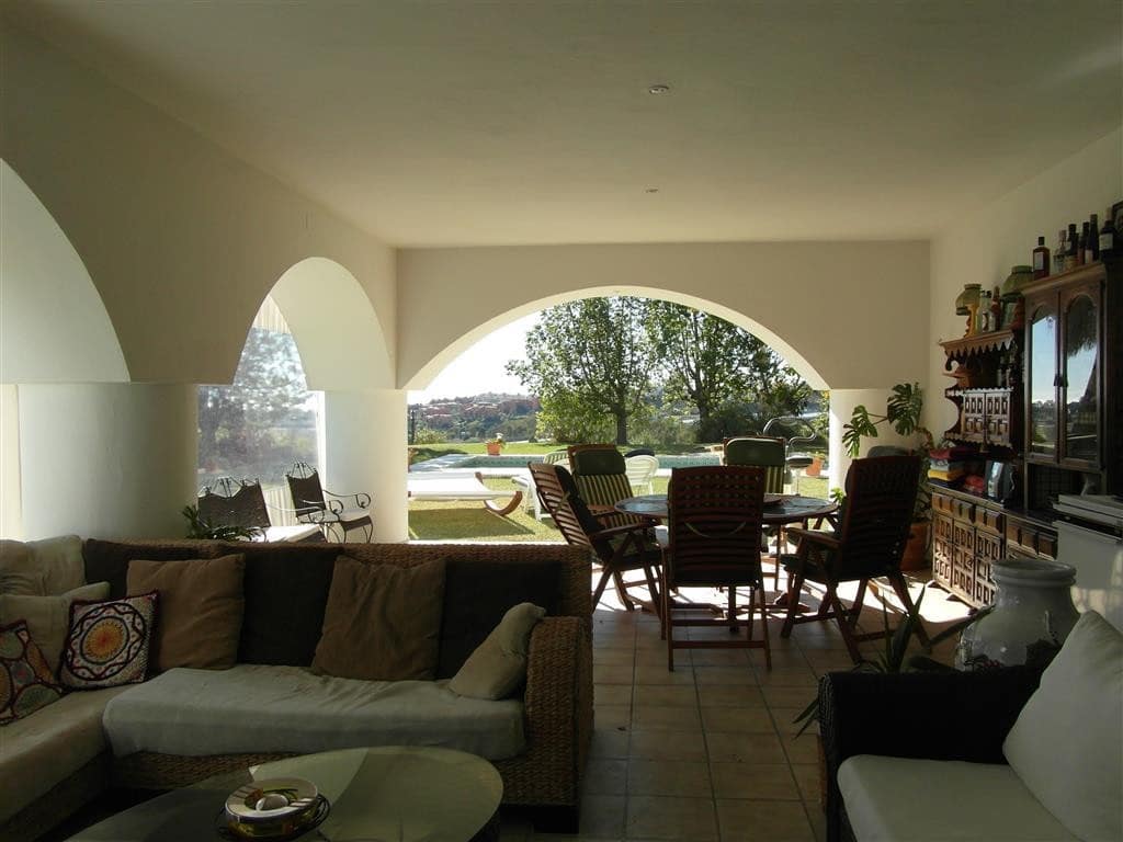 4 bedroom Villa for sale in Benahavis with pool garage - € 1,250,000 (Ref: 2834503)