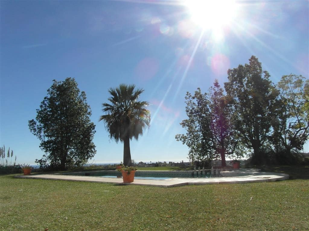 4 bedroom Villa for sale in Benahavis with pool garage - € 1,250,000 (Ref: 2834503)