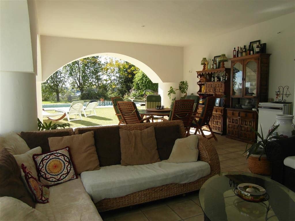 4 bedroom Villa for sale in Benahavis with pool garage - € 1,250,000 (Ref: 2834503)