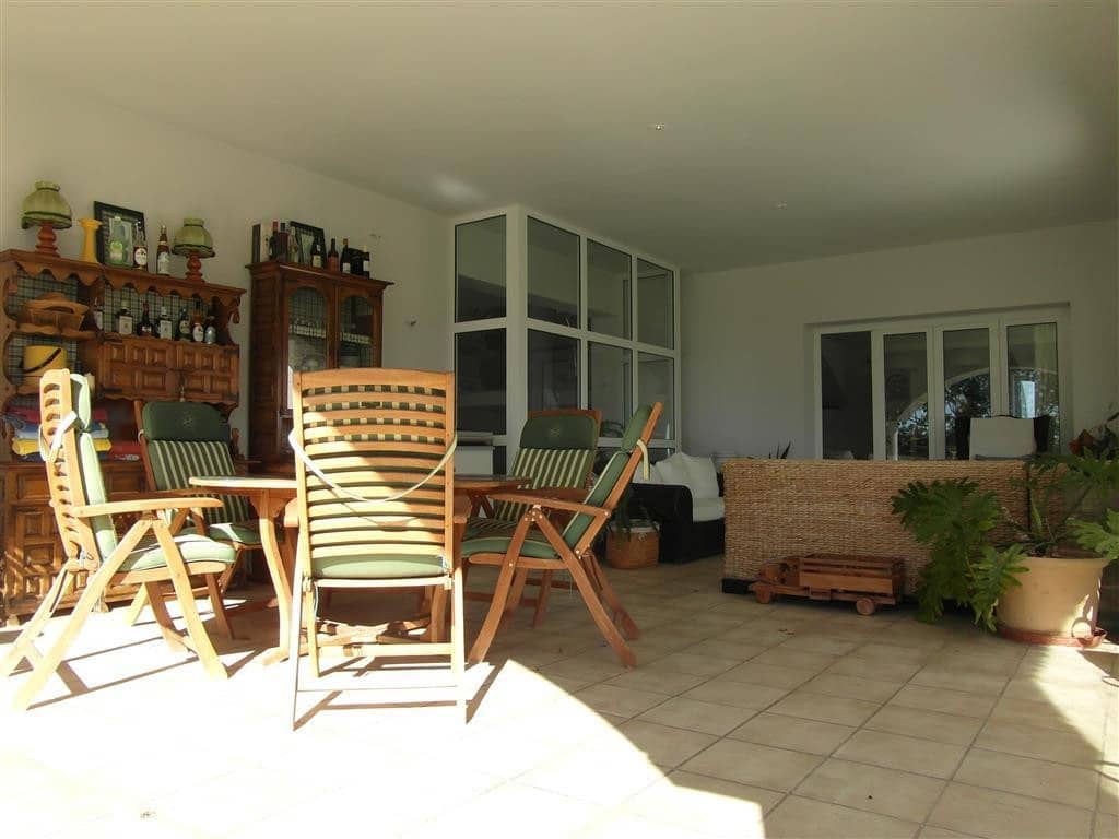 4 bedroom Villa for sale in Benahavis with pool garage - € 1,250,000 (Ref: 2834503)