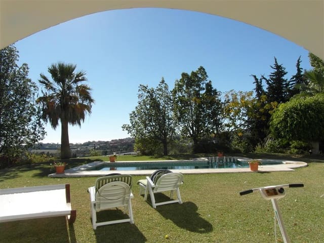 4 bedroom Villa for sale in Benahavís with pool garage - € 1,250,000 (Ref: 2834503)