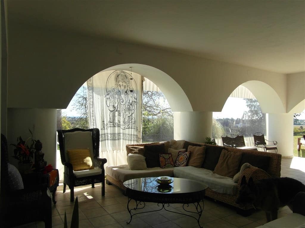 4 bedroom Villa for sale in Benahavis with pool garage - € 1,250,000 (Ref: 2834503)